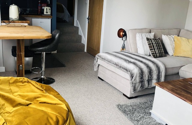 2 Minute Walk to Beach with Private Parking and Pet Friendly