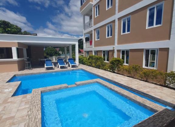 2 minutes from Roseau, Cozy studio with shared pool