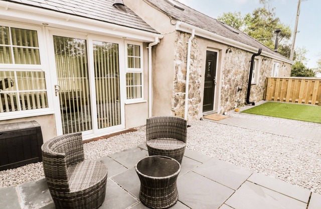 2 MOUNTAIN VIEW, pet friendly, character holiday cottage in Llangefni