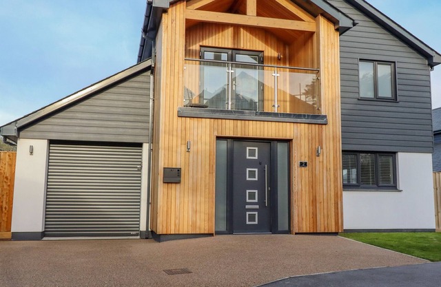 2 PENROSE MEADOWS, pet friendly, luxury holiday cottage in Goonhavern