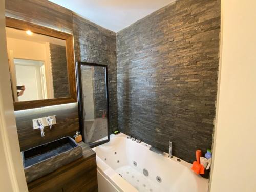 2 Pièces d'exception au calme, neuf , 4 personnes, immense terrasse, vue époustouflante , Tout pédestre à 10m du funiculaire, baignoire balnéothérapie