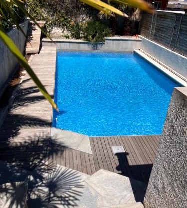 2 pièces rez-de-jardin dans maison avec piscine