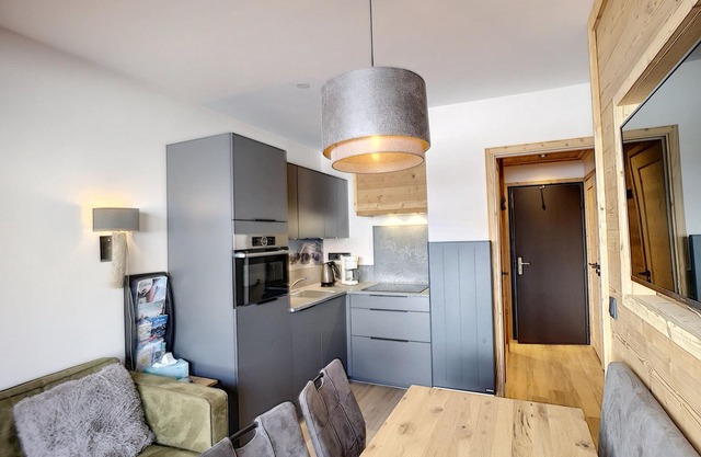 2-room renovated, 4 pers, ski-in/ski-out, balcony, WiFi!