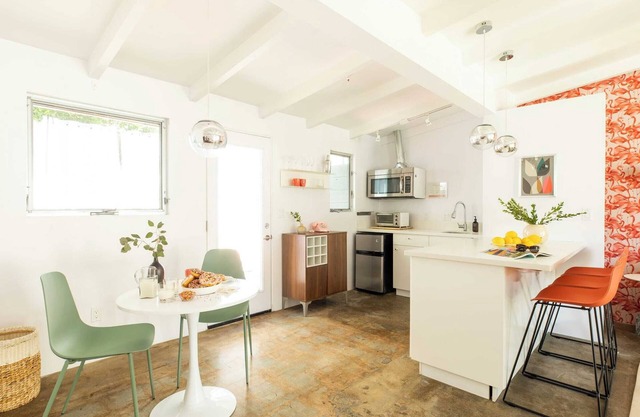 2 Rooms, Sleeps 8 Retro Hotel w/Pool Wesley King Studio Buyout by Avantstay