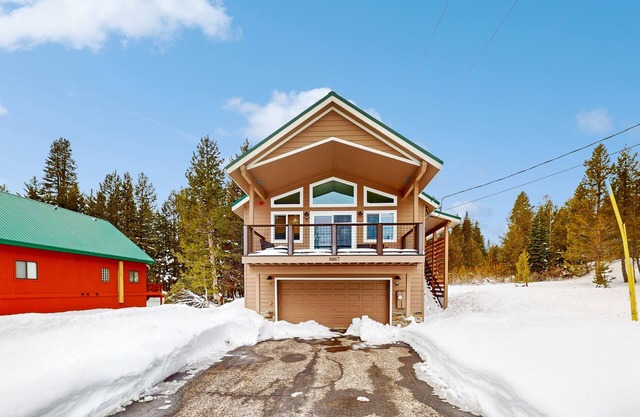 2-story home with private beach, grill, deck, washer/dryer, & AC