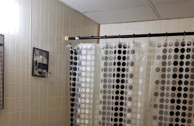 #2 Urban Cul De Sac 1 Priv QUEEN Bed + 1 futon /shared bath UAB close - Airport