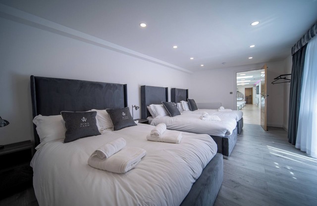 20 Guest Luxury Stay - Private Pool, Hot Tub & Gym.