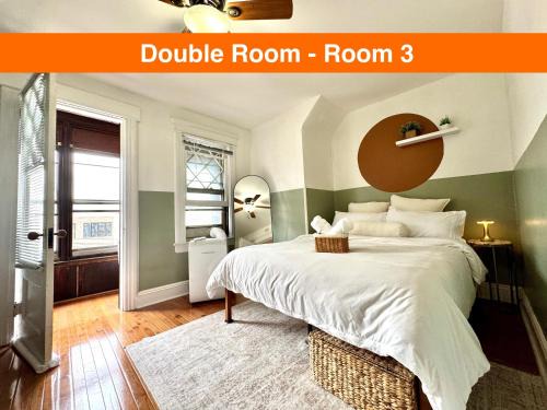 20 min NYC-Modern Private Room-Queen Bed-Parking