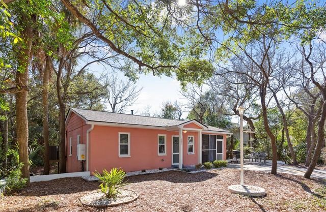 207 W Cooper - The Coop - Cute Folly Cottage in Central Location - Pets Considered