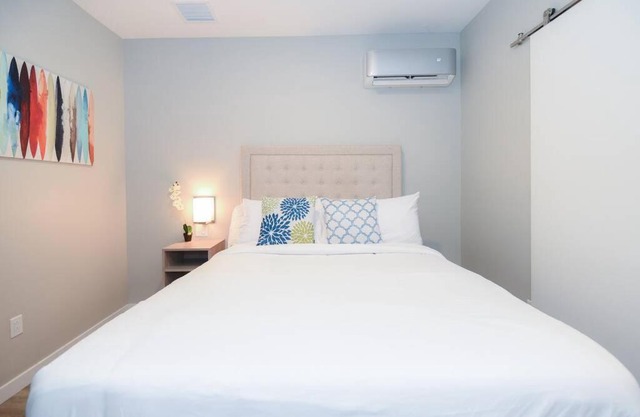 208 Bright 1BDR Downtown Parking WiFi Walk to All