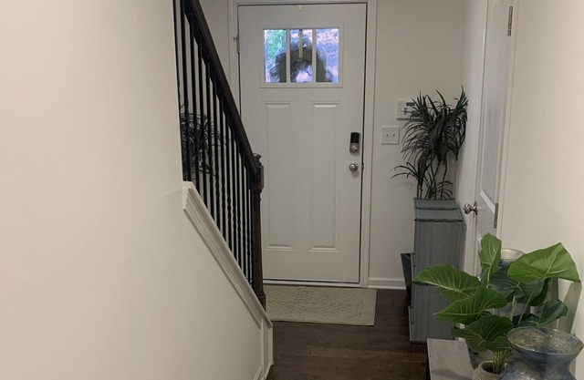 20mins from Downtown: Private Bedroom in Cozy Lux Townhome