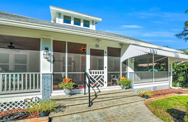 2b/2ba, HotTub, Walk To Shops, Dining! Beach Close! Wkly/Mo Discounts! Boat Opt!