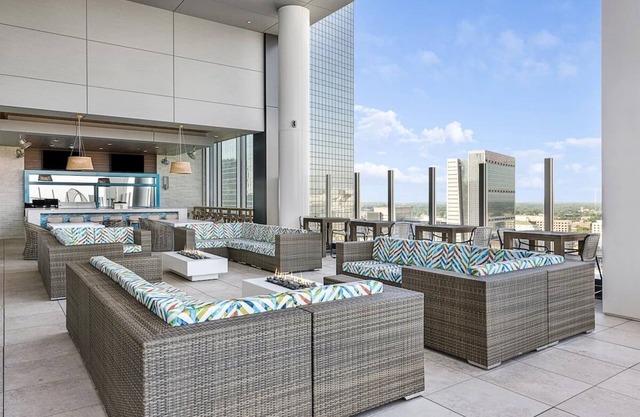 2BD/Atlanta - Downtown w/Rooftop Pool and Pool Bar!