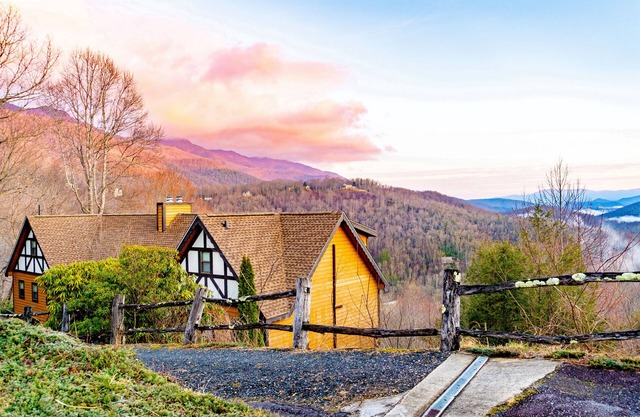 2bd Chalet w/ Big Views of Pisgah National Forest!