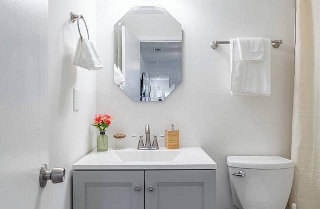 2BD Oasis Near Battery & SixFlags in Austell