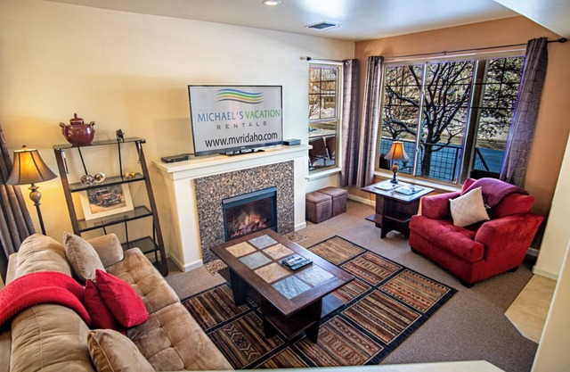 2BD Sweetwater Condo - Pool, Hot Tub, Gym, Theatre