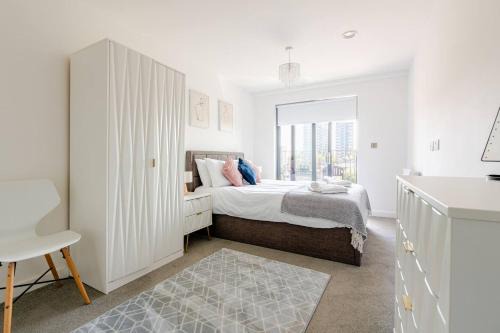 2Bed 2Bath Private Balcony, Waterfront Views Apt, Parking FREE WiFi 10mins Media City, Old Trafford, City Centre