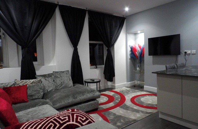 2bed Apt Sleeps 4-near Meadows Park, Parking, Wifi