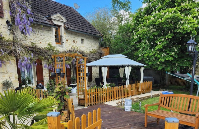2Bed Gite Sleeps 6 - Pool, Hot Tub, Parking