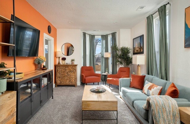 2BR/1BA Home|Weekend Getaway|Quiet Area|Near KU