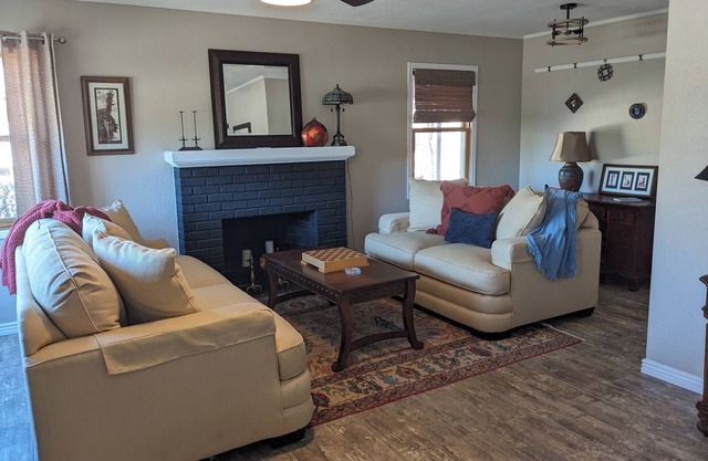 2BR/2B Comfy Bungalow close to UofA