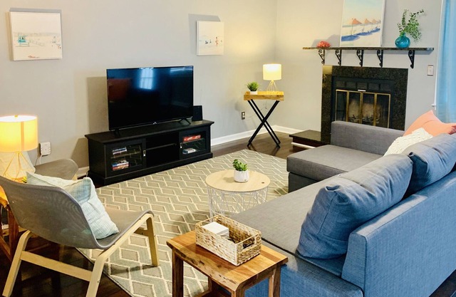 2BR/2BA beach-chic townhome, short drive to Beach!