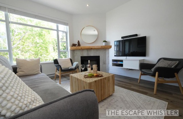 2BR 2BA Whistler Escape with Newly Renovated Hot Tub, Steps from Olympic Rings and Cafes