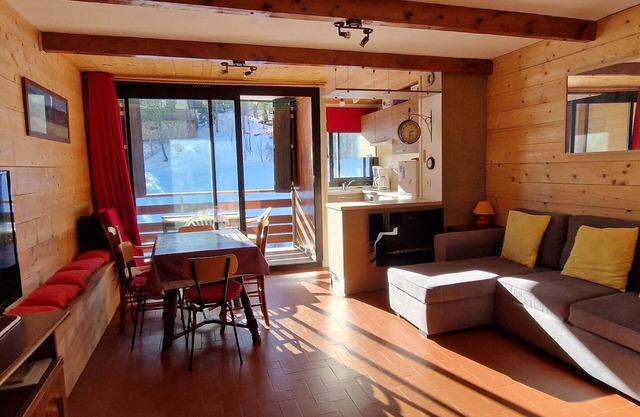2BR Apt for 6 with south terrace and equipped kitchen, facing ski slopes