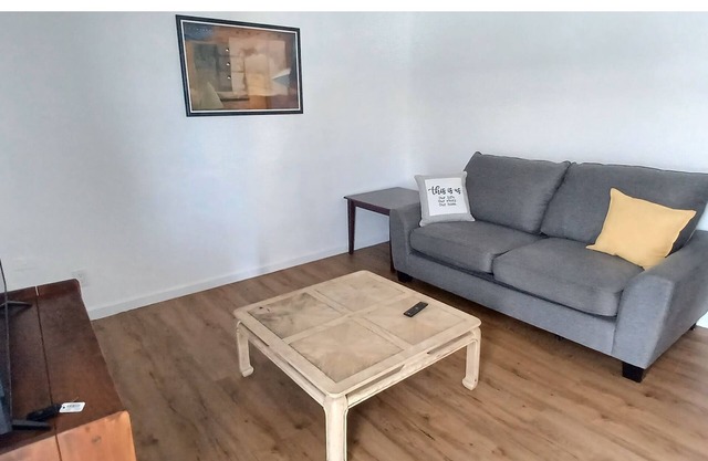 2br apt with AC close to UNM/airport/hospitals/I-25/AFB/Stadiums