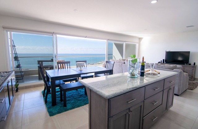 2BR Beach Retreat w/Amazing Views/Pools & Hottubs!