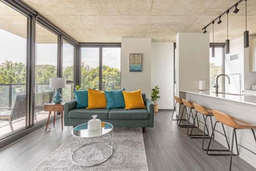 2BR Chic New Apartment With Rooftop Pool & Gym