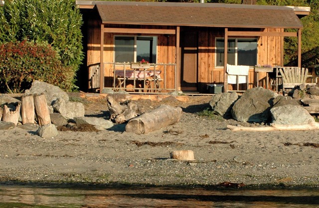 2BR Classic+ Beachfront Cabin on world class west-facing beach!