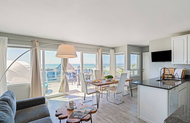 2BR Coastal Gem w/Ocean Views + Shared Firepit Lounge Near Cayucos Pier