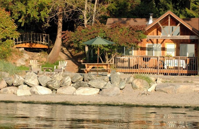 2BR Deluxe Beachfront Cabin on prime sand and pebble beach!