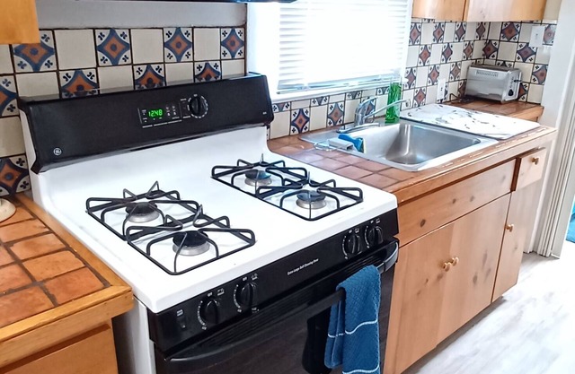 2BR Home in Nob Hill/UNM Neighborhood/Centrally located