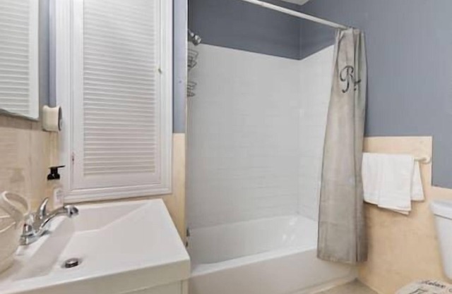 2BR+Office Apt. Near Metra, I-88 & Naperville