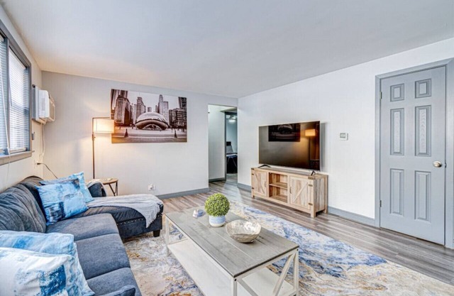 2BR Sleeps 7 King Bed Prime Location