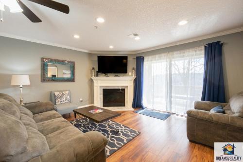 2BR Updated Condo - Close to the Strip - Stairs Required - 2 Pools - FREE TICKETS INCLUDED - FHE-3