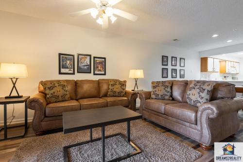 2BR Walk-In Condo - Near the 76 Strip - 2 Pools - FREE TICKETS INCLUDED - FHD-8