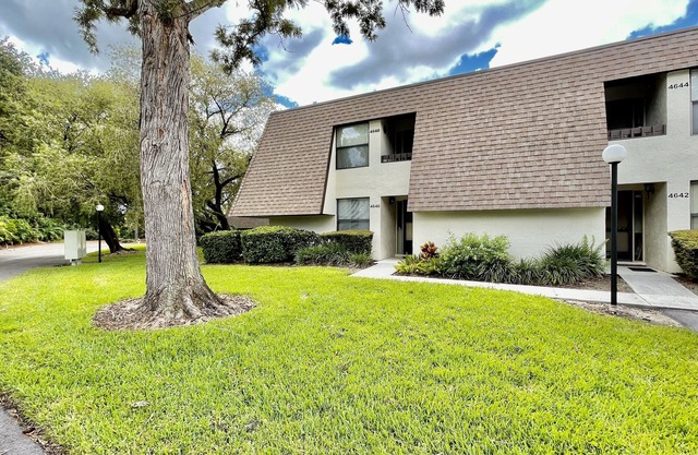 2nd Floor 1bed/2bath in Pinebrook Hollow in The Meadows!