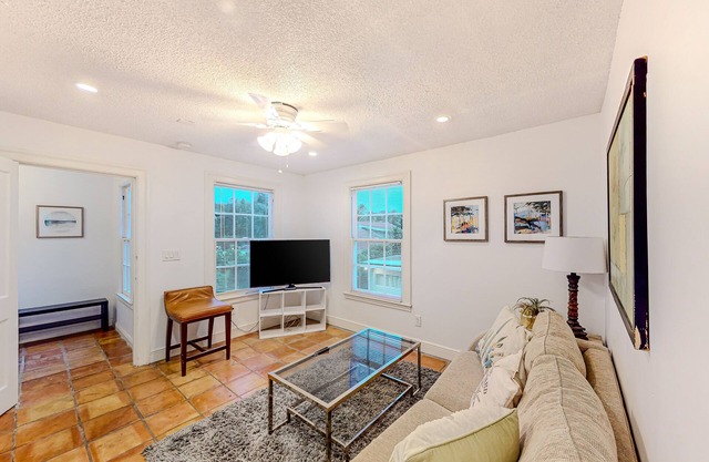 2nd-story apartment with central AC & stackable W/D - near beach/attractions