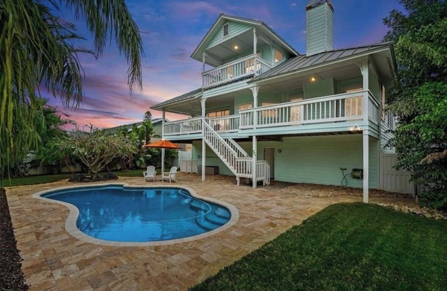 3/3 Key West Style Home-Heated Pool & Tiki Bar
