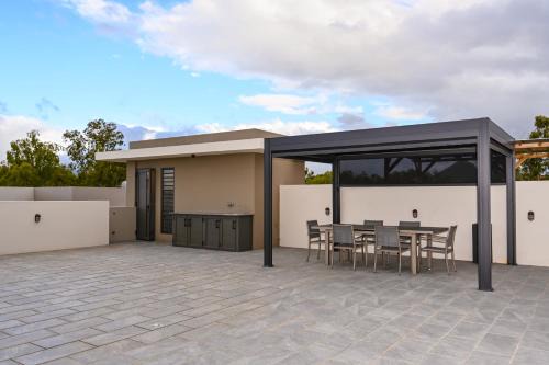 3 bd, 2 bth penthouse rooftop, 10 mns walk to beach