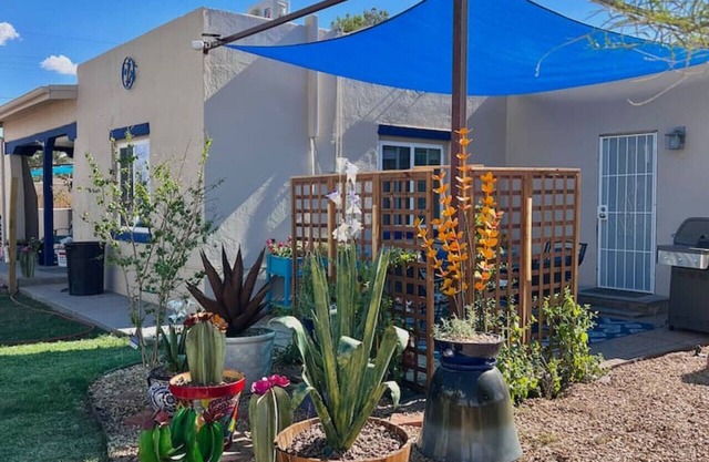 3 bd/Full kitchen/fenced yard near Field of Dreams