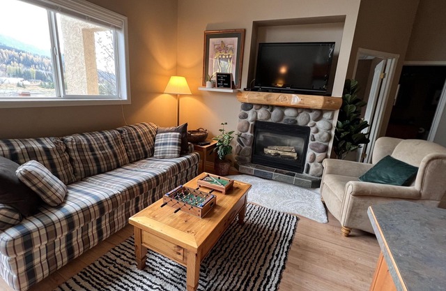 3 BDR + 2 Full BR incl Loft | 5 mins from Ski Hill & Town! | 360 Mountain views!