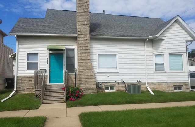 3 Bed, 1 Bath 9 Blocks from Alliant Energy PowerHouse and Downtown