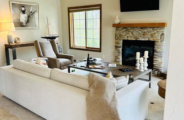 3 bed/3.5 bath Fish Creek condo that sleeps 10; walking distance to beach/parks