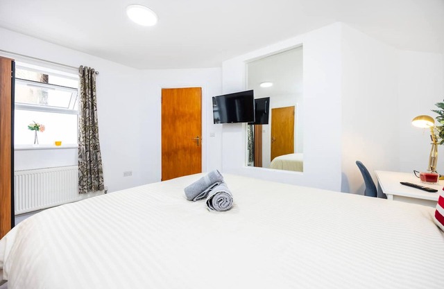 3 Bed 3 Bathroom Flat in Kensington B