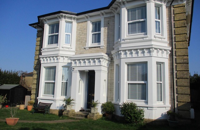 3 Bed Flat - Sleeps 5 - Garden - Parking - Wifi