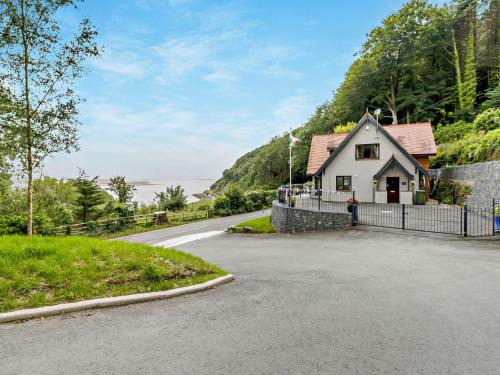 3 Bed in Aberdovey DY032